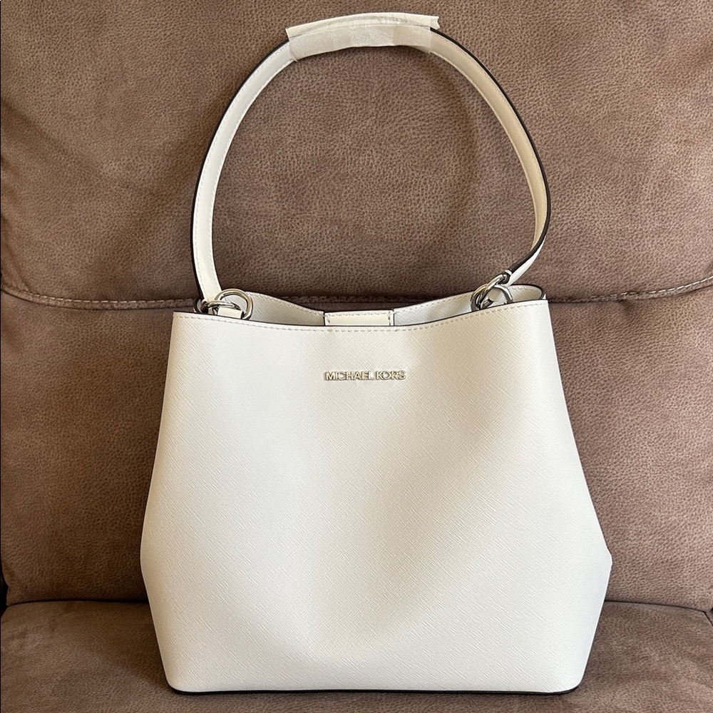 Michael Kors Elegant White Shoulder Bag
